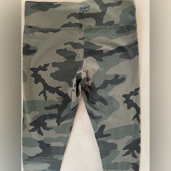 Aritzia TNA Camo Leggings - Picture 4 of 6